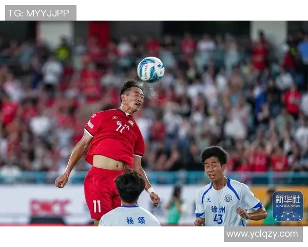 十号球星遭遇意外被足球绊倒比赛瞬间引发热议队友与裁判反应各异