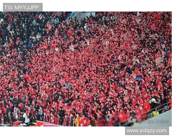 足球明星怒火中烧赛场爆发情绪失控引发争议引发球迷热议 足球明星怒火中烧赛场爆发情绪失控引发争议引发球迷热议