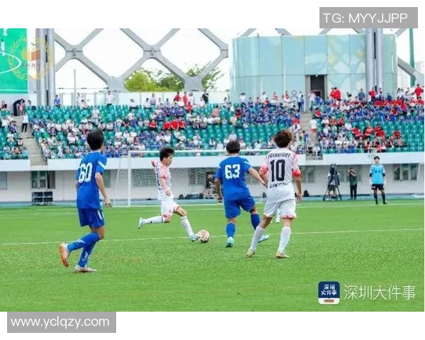 小球迷与足球球星击拳瞬间温暖人心传递激情与梦想 小球迷与足球球星击拳瞬间温暖人心传递激情与梦想