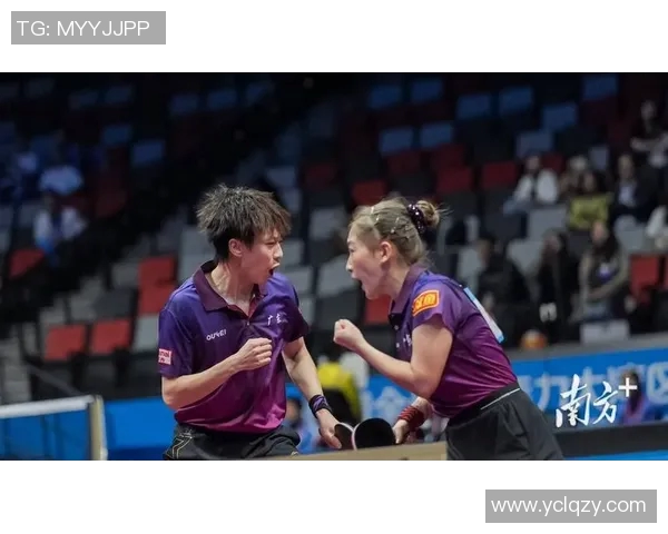 当足球巨星邂逅绝世美女赛场内外的激情与魅力碰撞